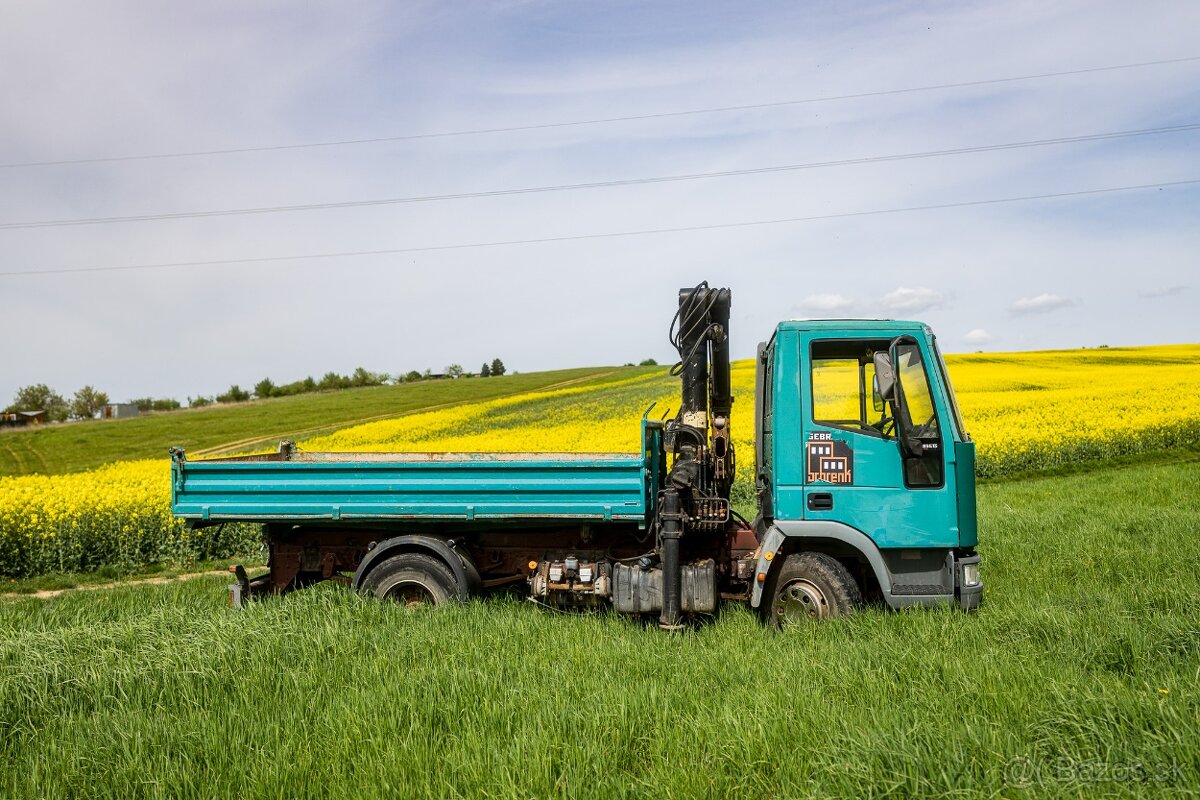 Trojstranný sklápač s hydraulickou rukou Iveco