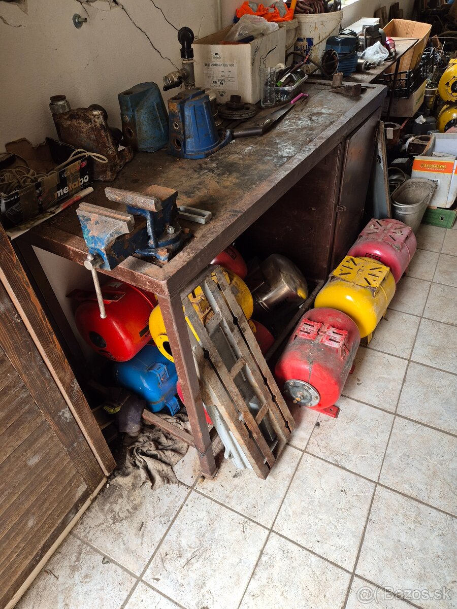 Pracovný stôl (ponk) so zverakom+regále +čerpadlá a motory