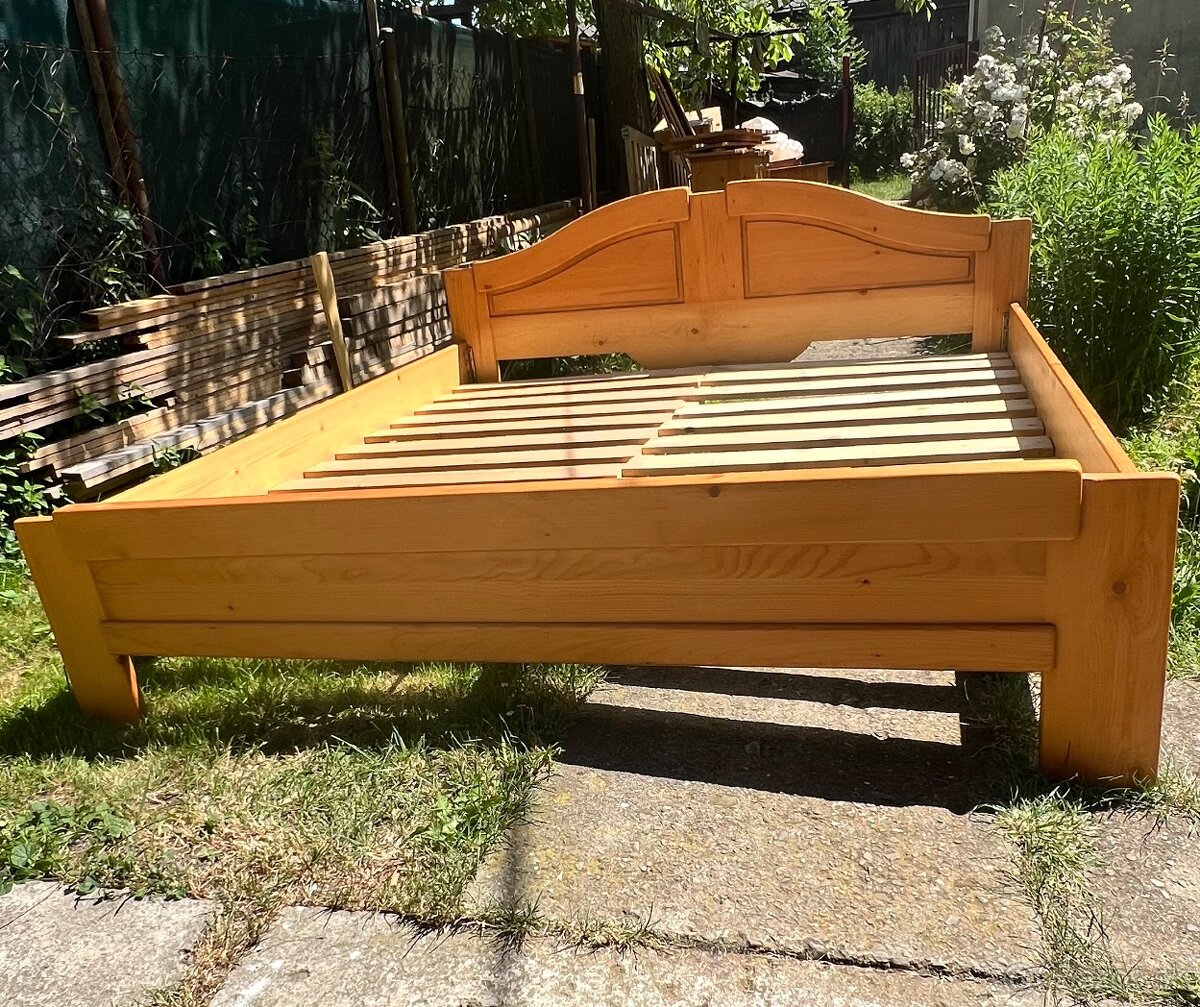 Manželská posteľ s dreva