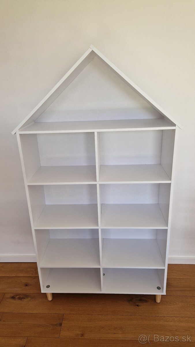 Detska skrinka v tvare domčeka