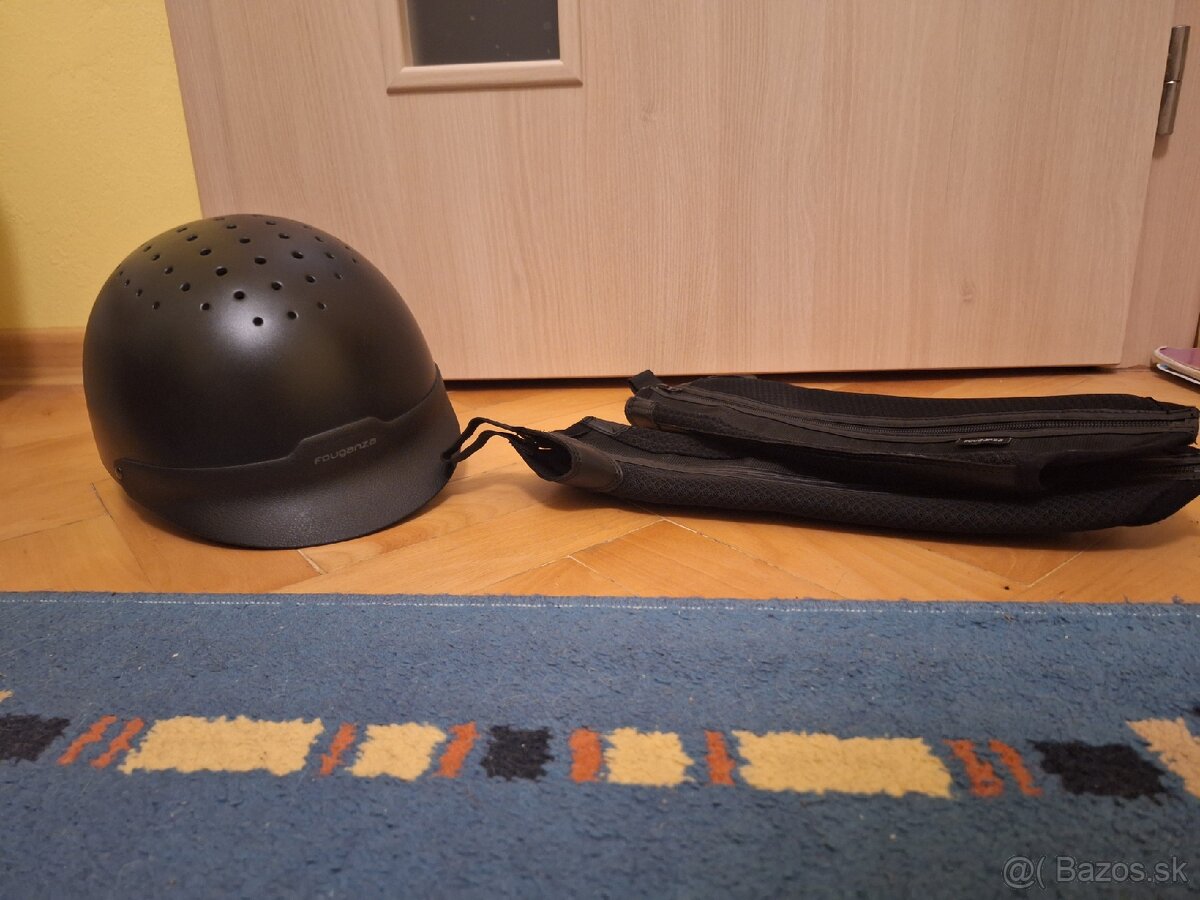 Jazdecká prilba a chapsy