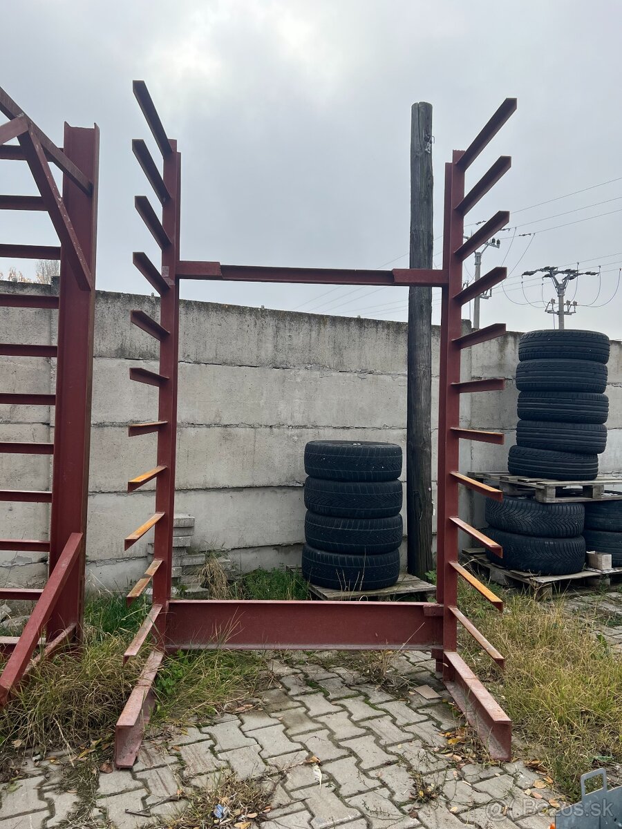 Kovový regál Police