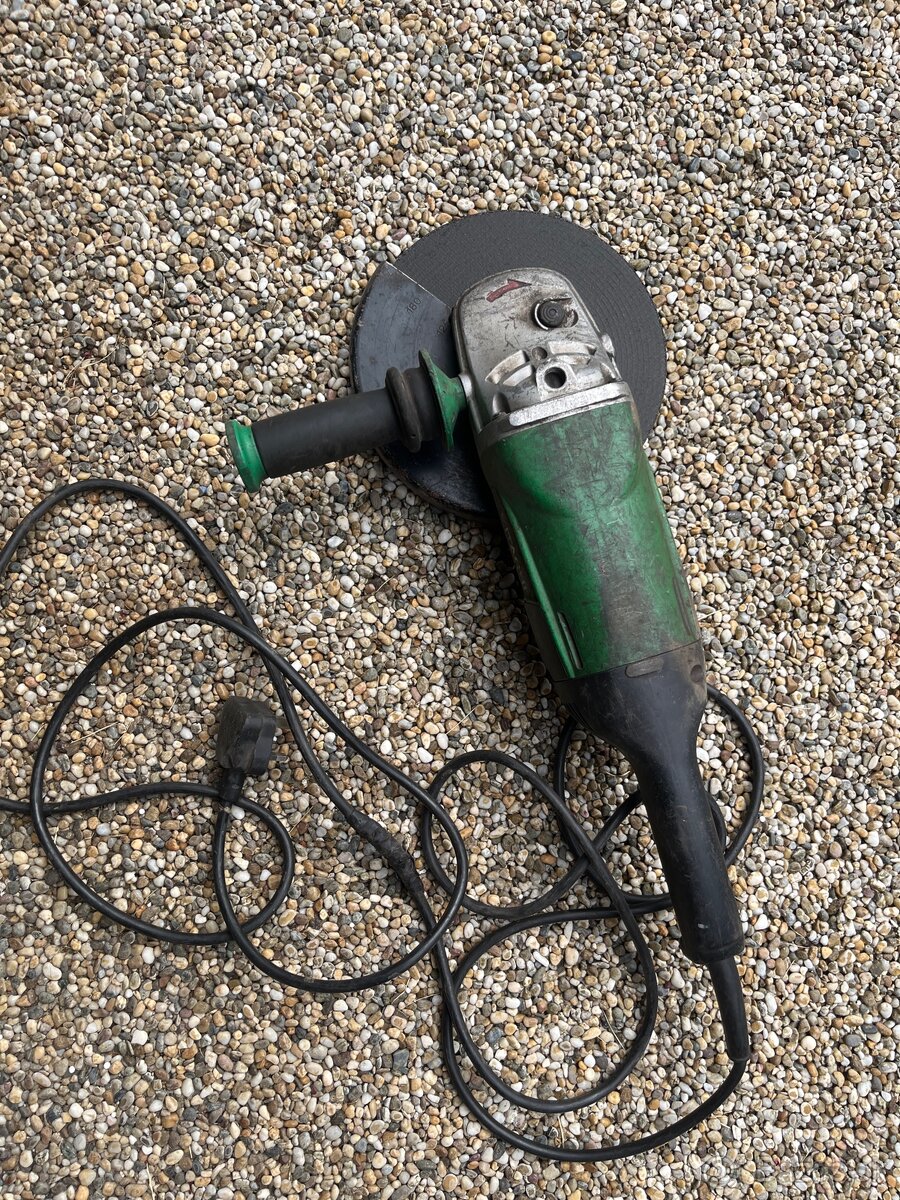 Predam brusku Hitachi