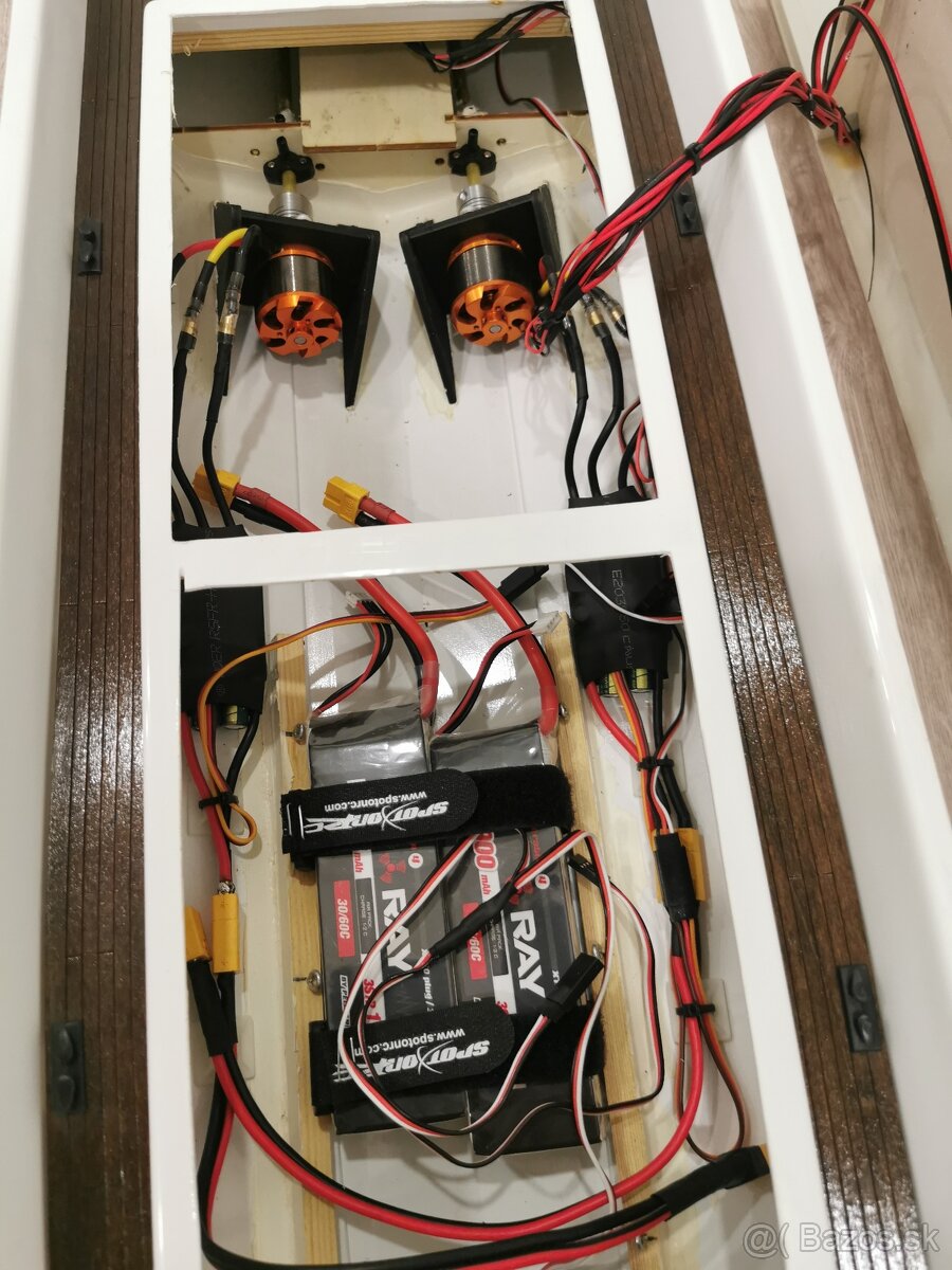 Napredaj RC Yachta