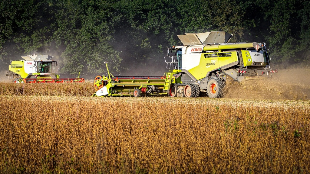 Obsluha na kombajn, traktor