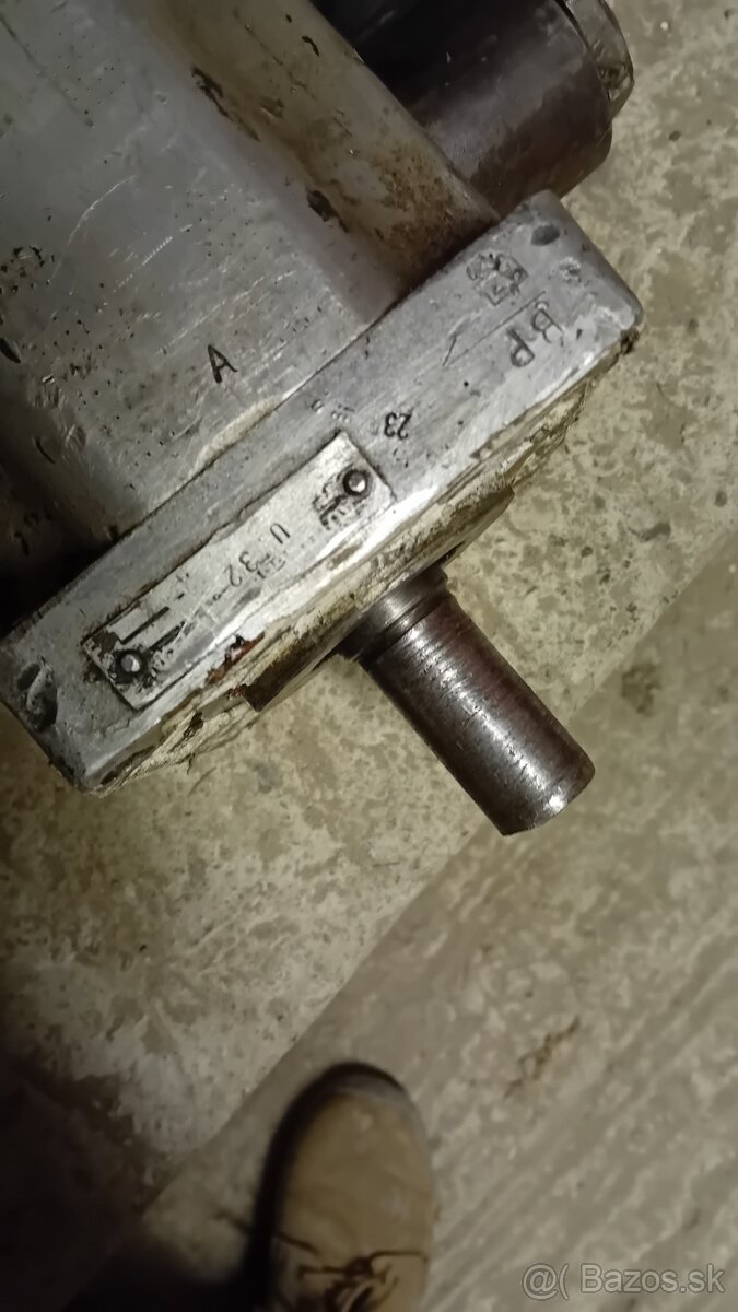 Hydraulické cerpadlo u32 vývody sú zboku 85e
