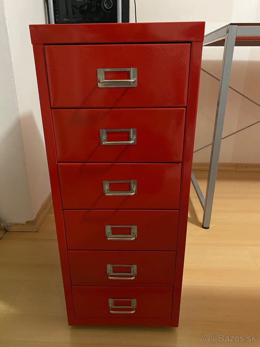 Kovový kontajner so zásuvkami