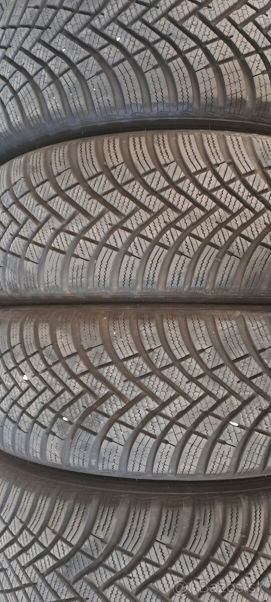 Predám 4ks pekné zimné 205/55r17-95V Hankook