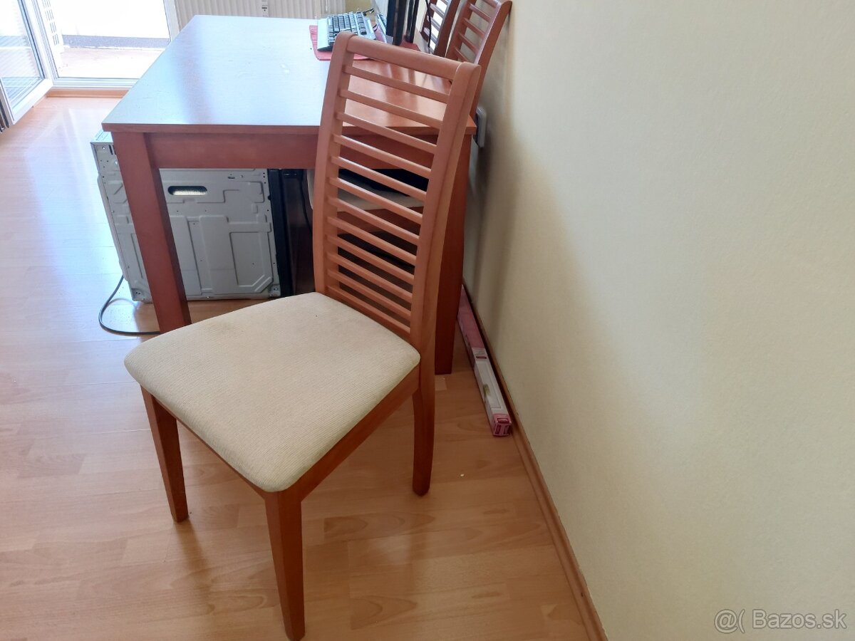 Jedálenský stôl so stoličkami