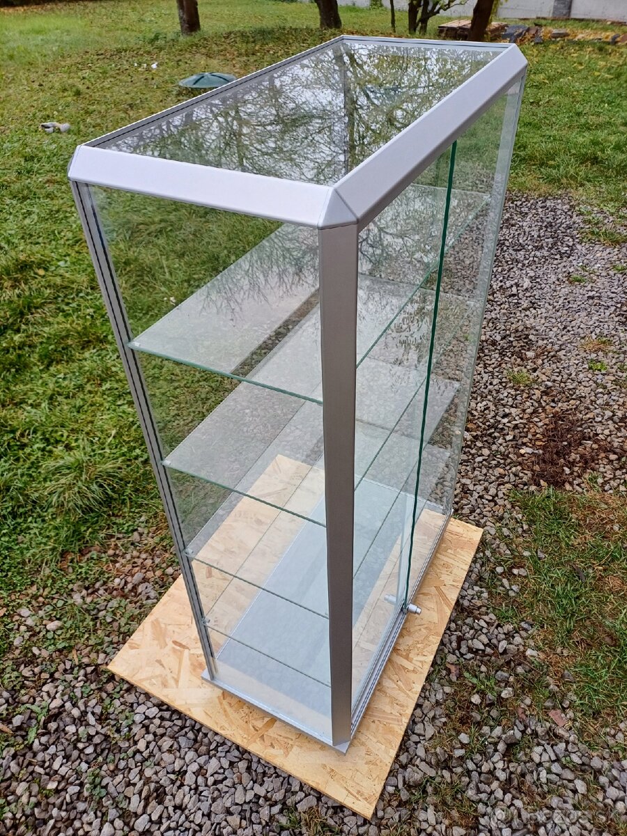 Sklenená vitrína