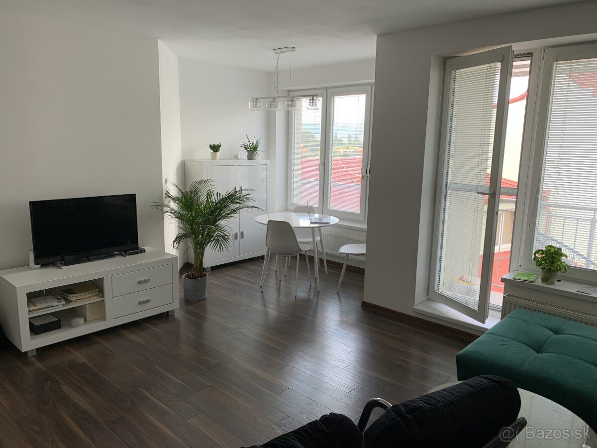 Prenajom 2 izboveho bytu s parkovanim Bratislava - Trnavka