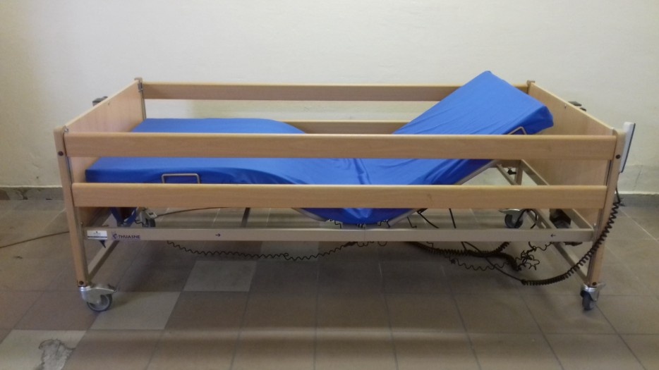 Polohovateľná posteľ pre imobilných