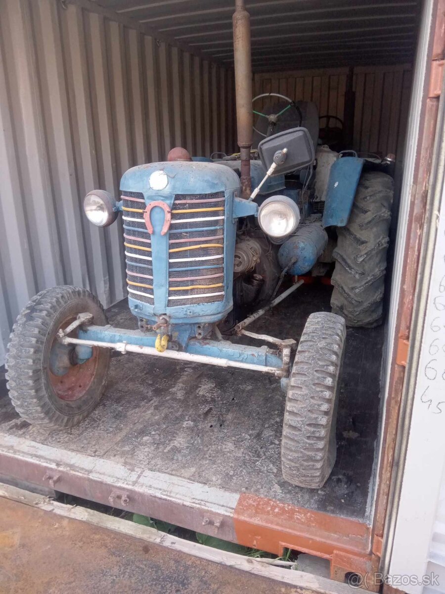 Starý historický traktor Zetor 25