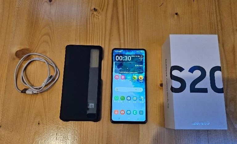 Samsung S20 FE 5G 128 GB, výborný stav