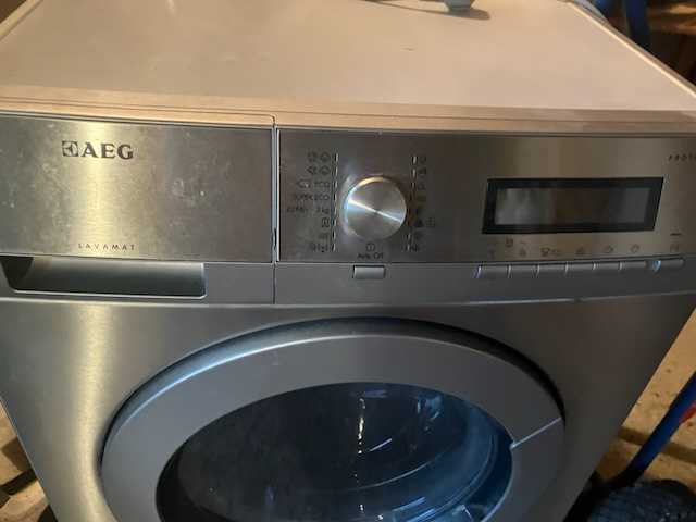 Predam pracku AEG L85275XFL