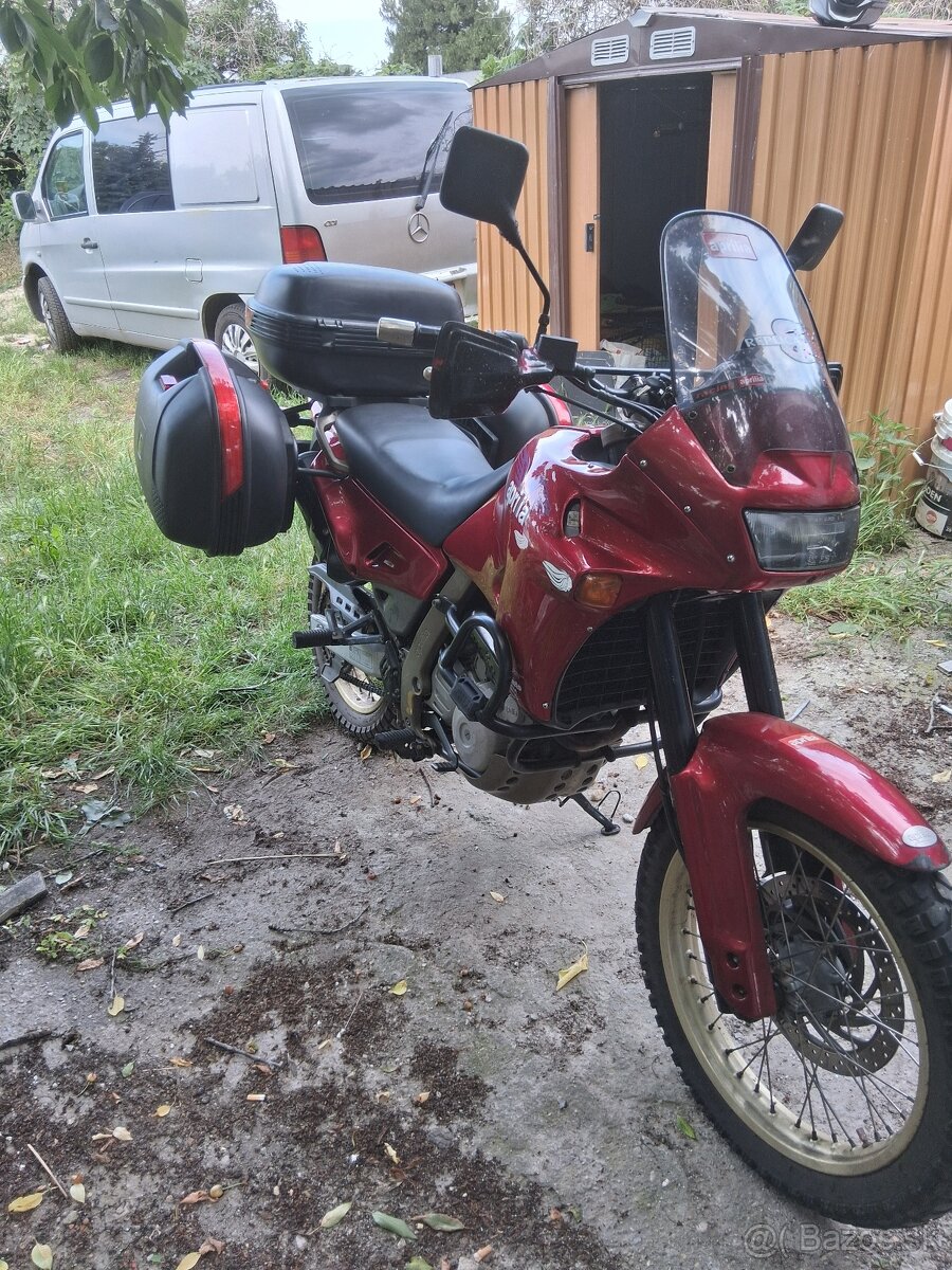 Apríl pegaso 650