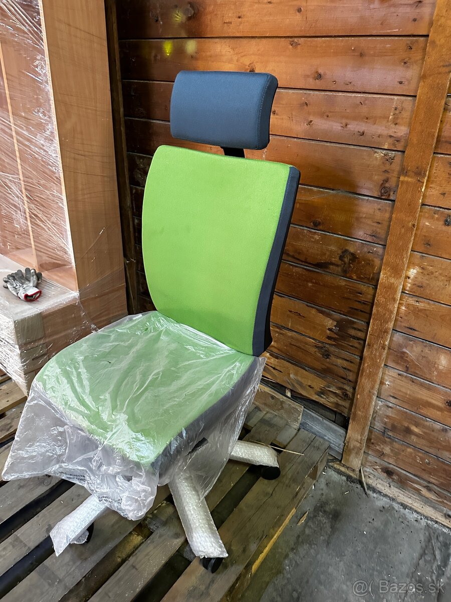 Otocna stolička so zahlavkoma