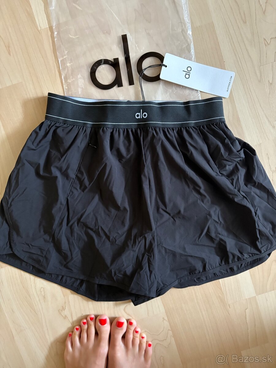 Alo Yoga šortky čierne dámske