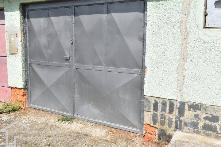 Priestranná garáž s montážnou jamou a elektrinou na Letnej v