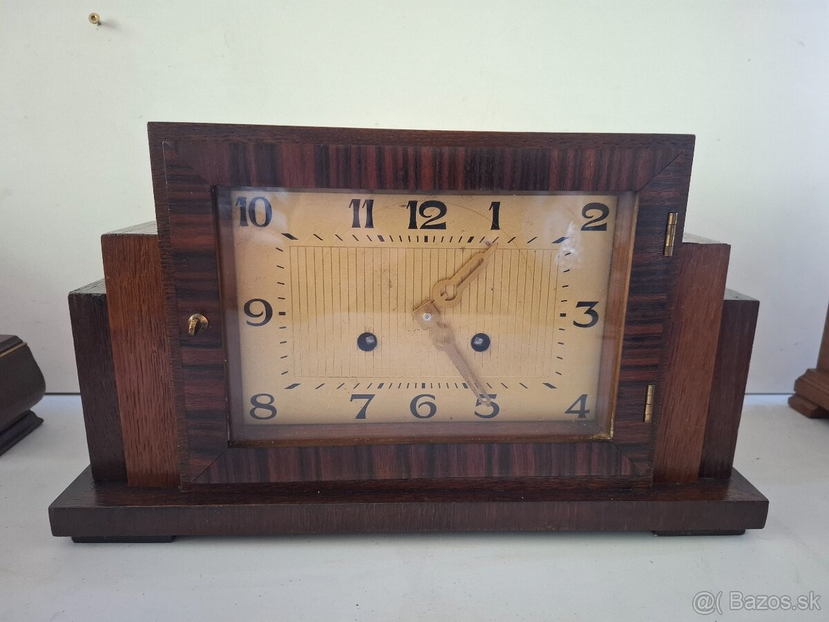 Predám funkčné starožitné komodové hodiny Artdeco Polbicie 7