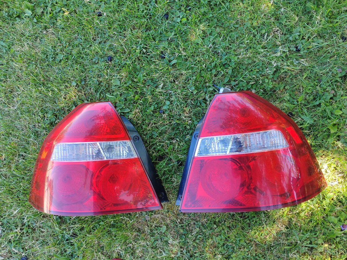 Chevrolet Aveo sedan zadné svetlá