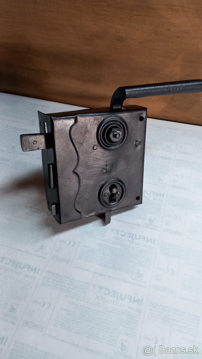 Starožitný masívny zámok