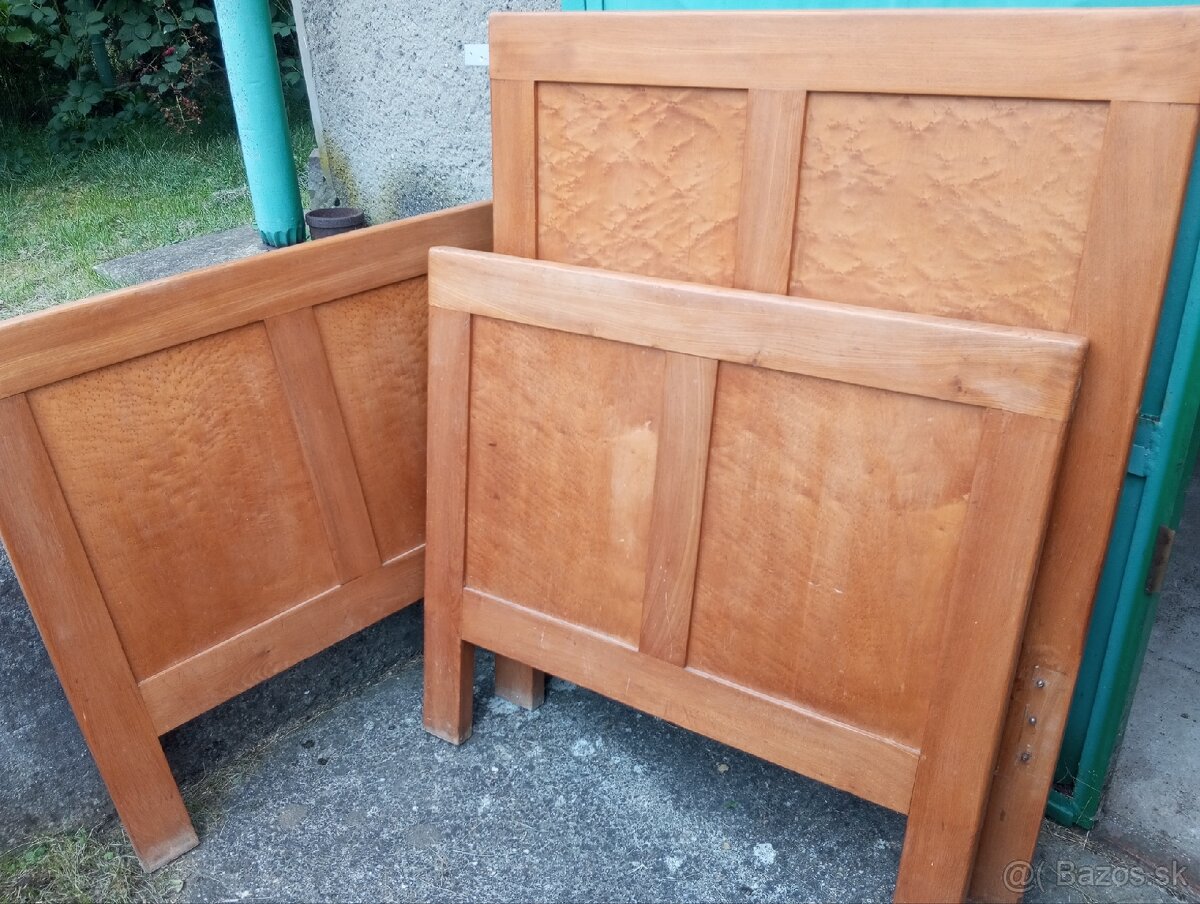 Predám manželskú posteľ na chalupu, + dve skrine, orech