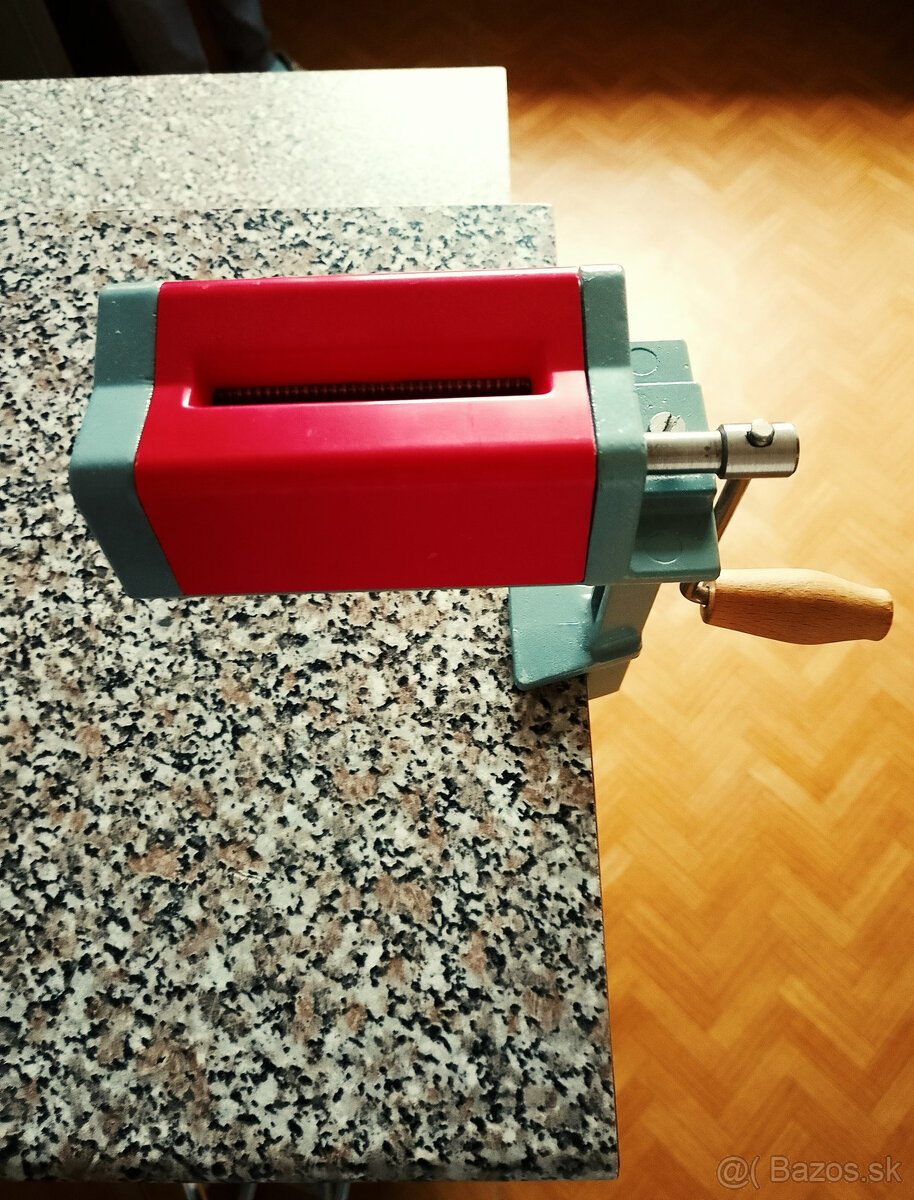 Strojček na rezance