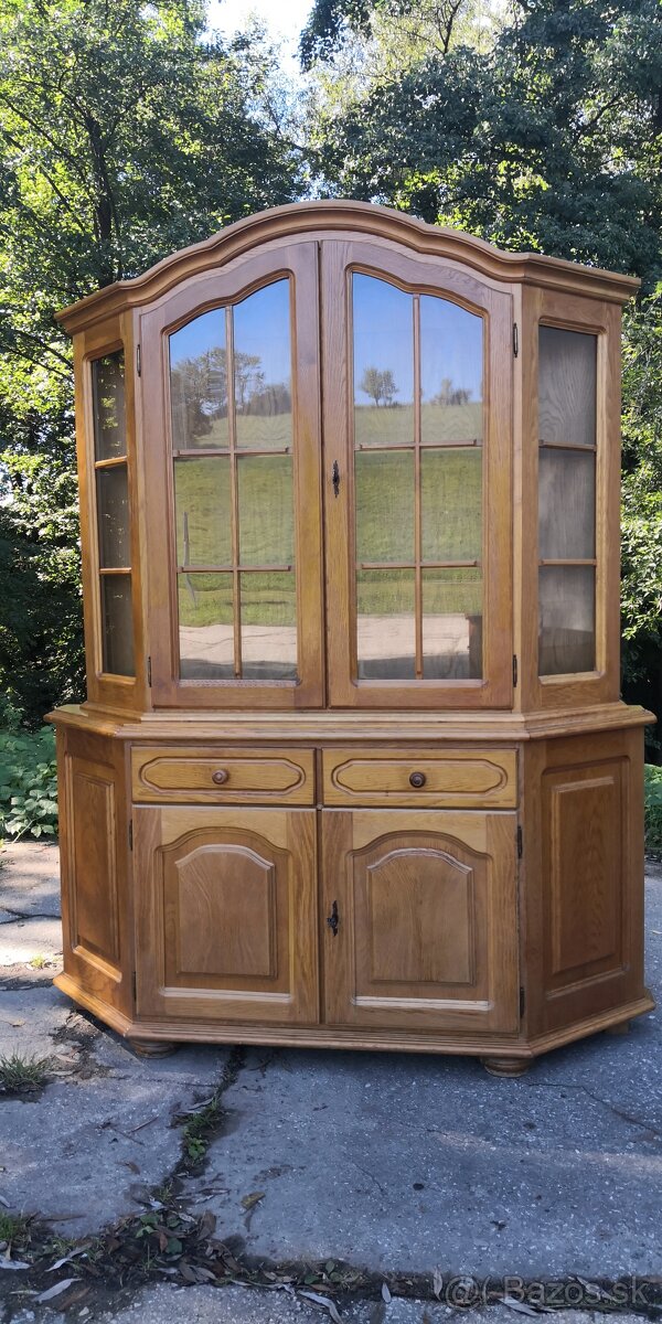 Rustikální masivní vitrína