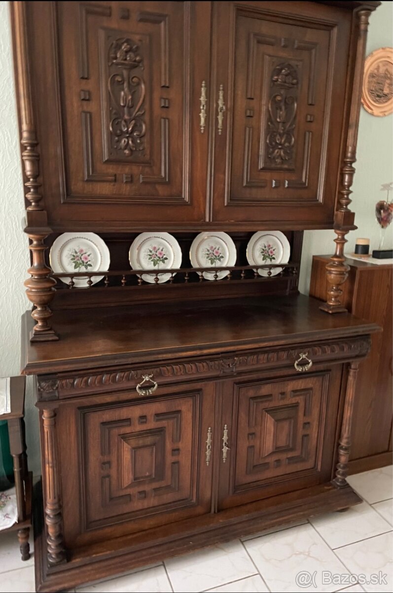 Starožitný celodrevený príborník, stôl 6 stoličiek