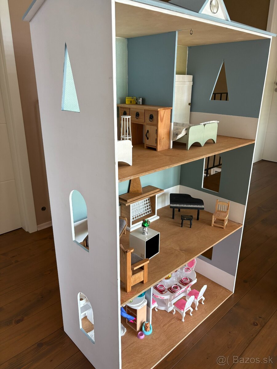 Drevený domček pre Barbie