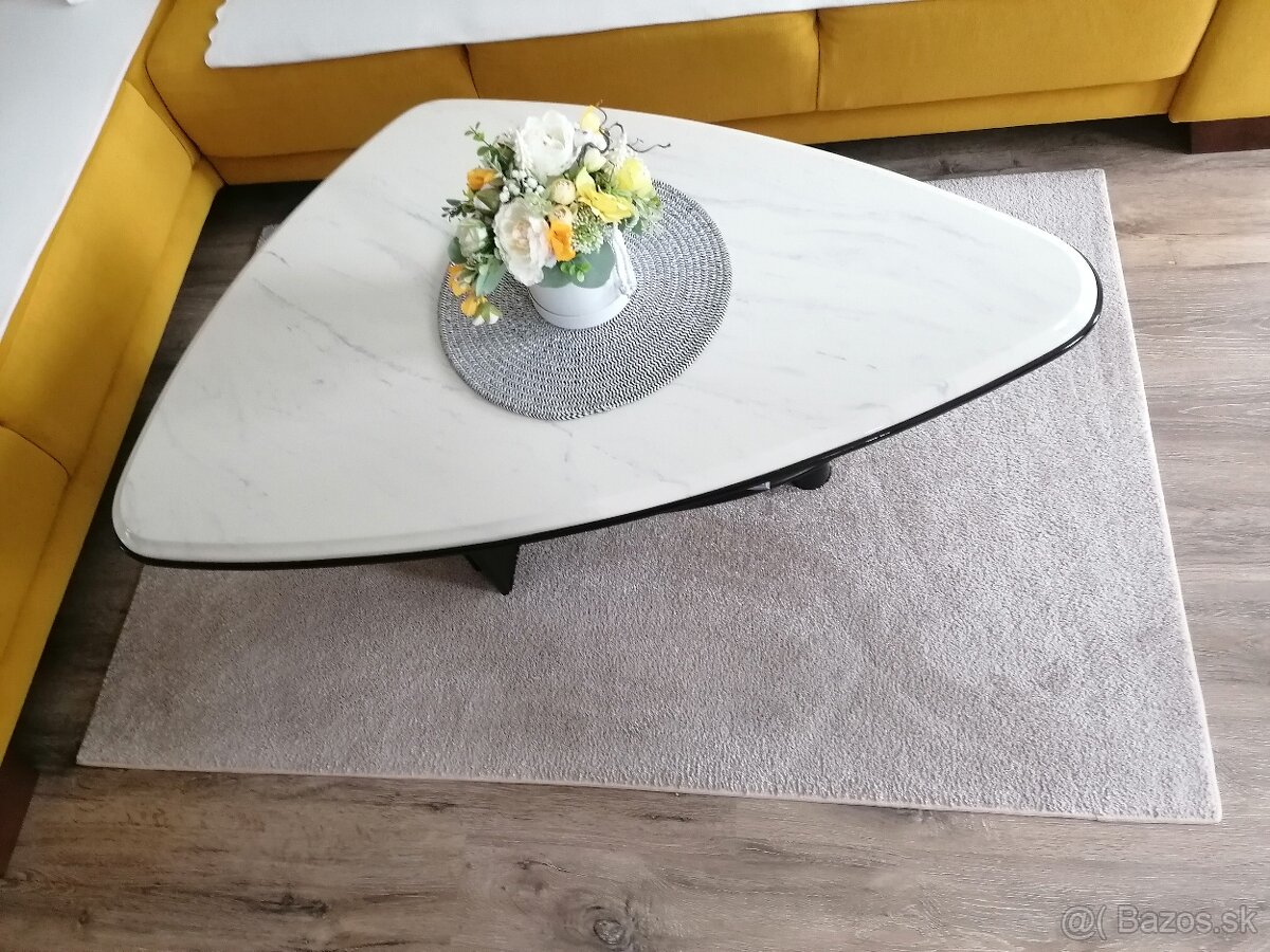 Stôl koberec