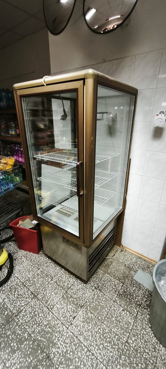 Presklenná vitrína na zákusky