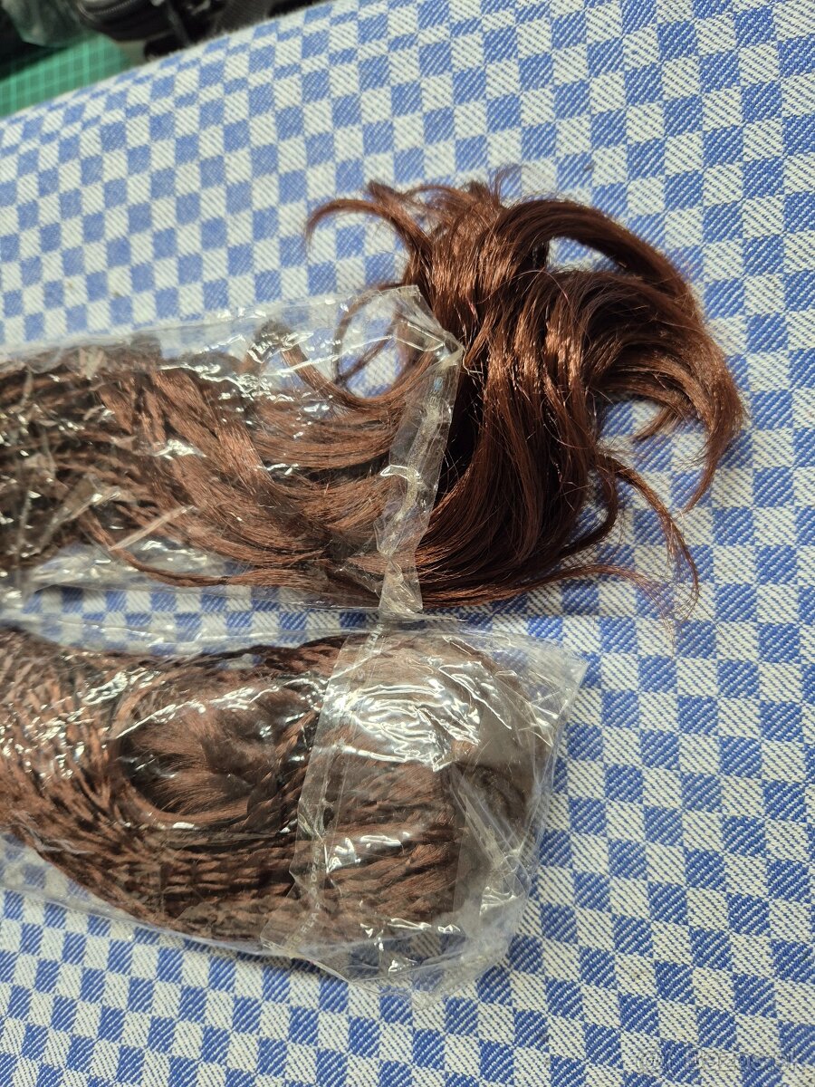 3 x umelé vlasy.