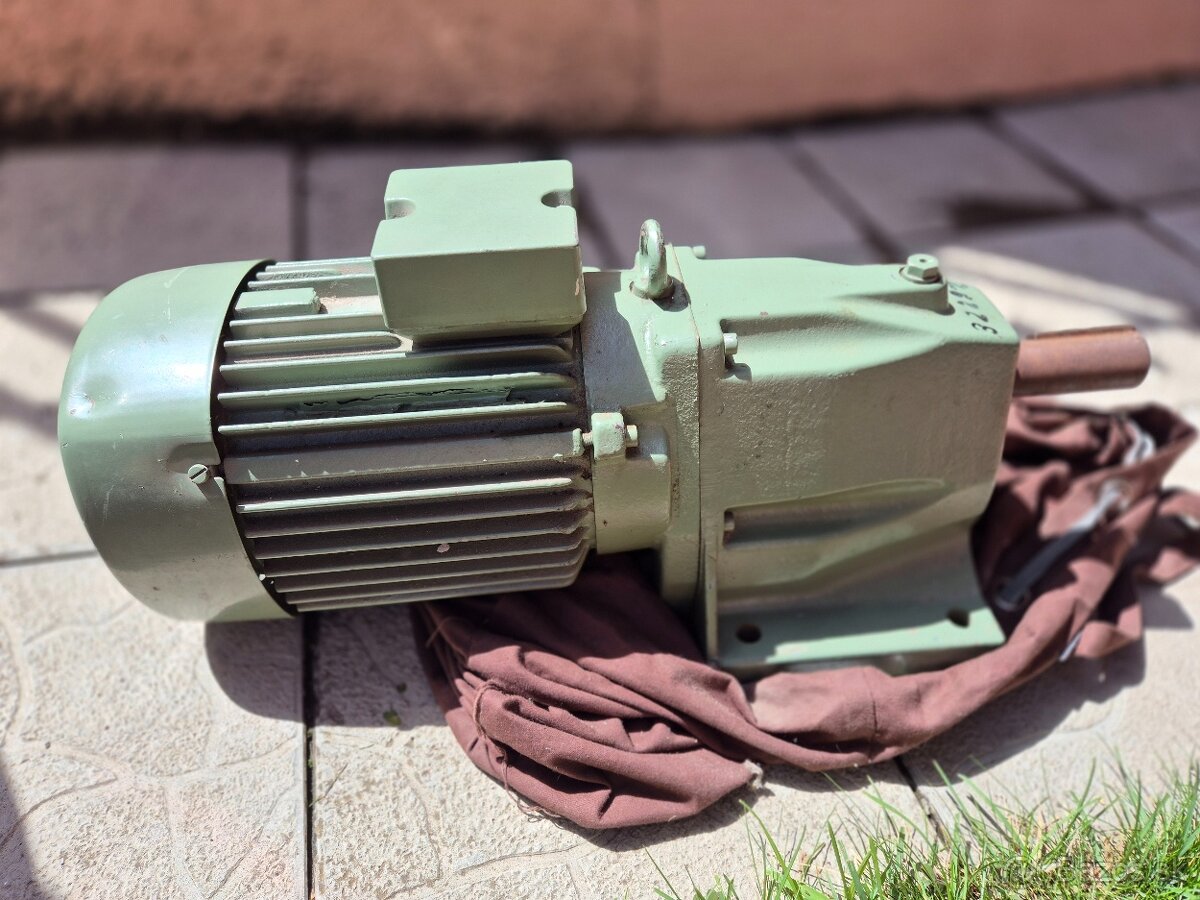 Elektromotor s prevodovkou 2,2 kW