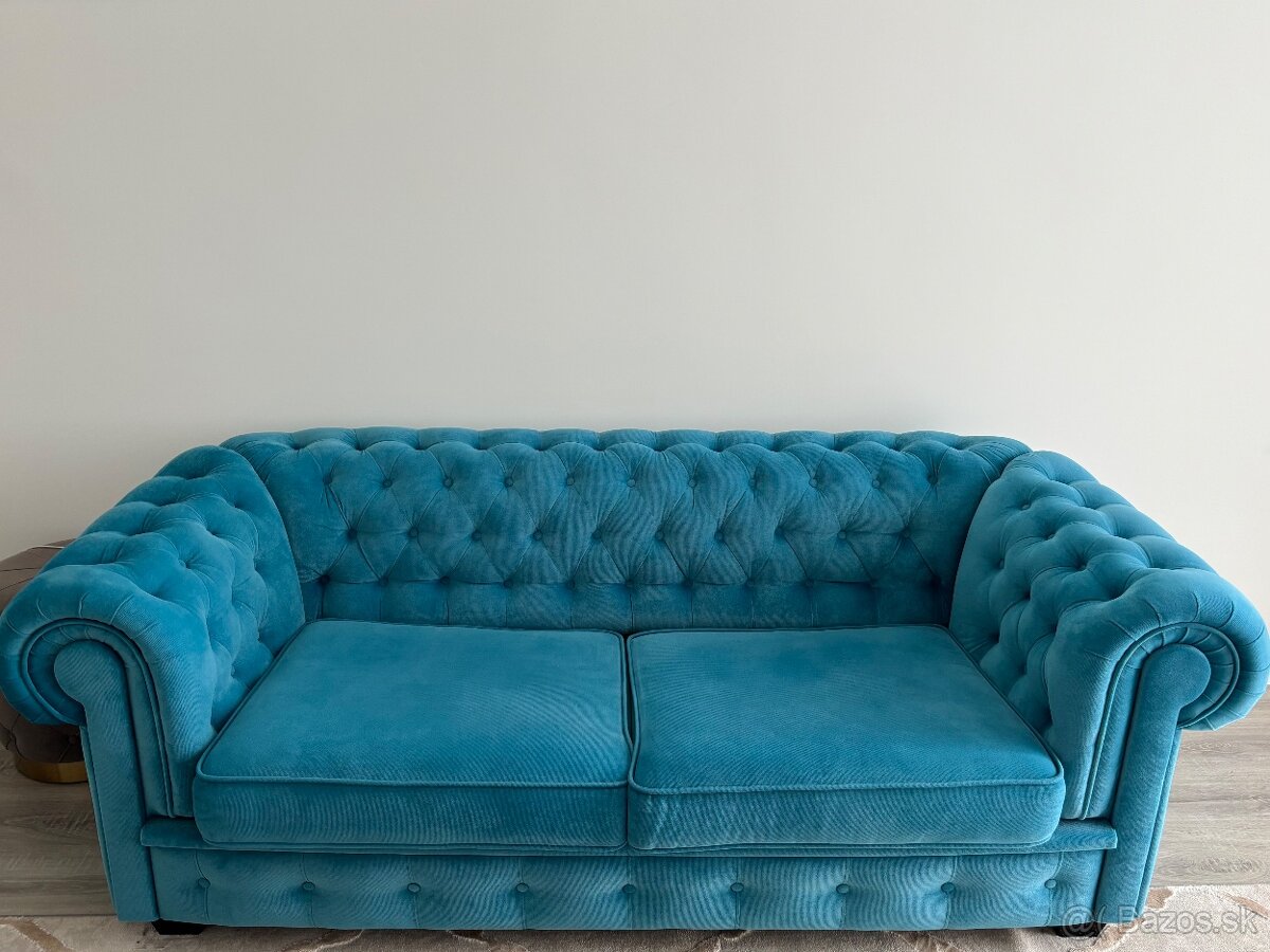 Modrý gauč chesterfield