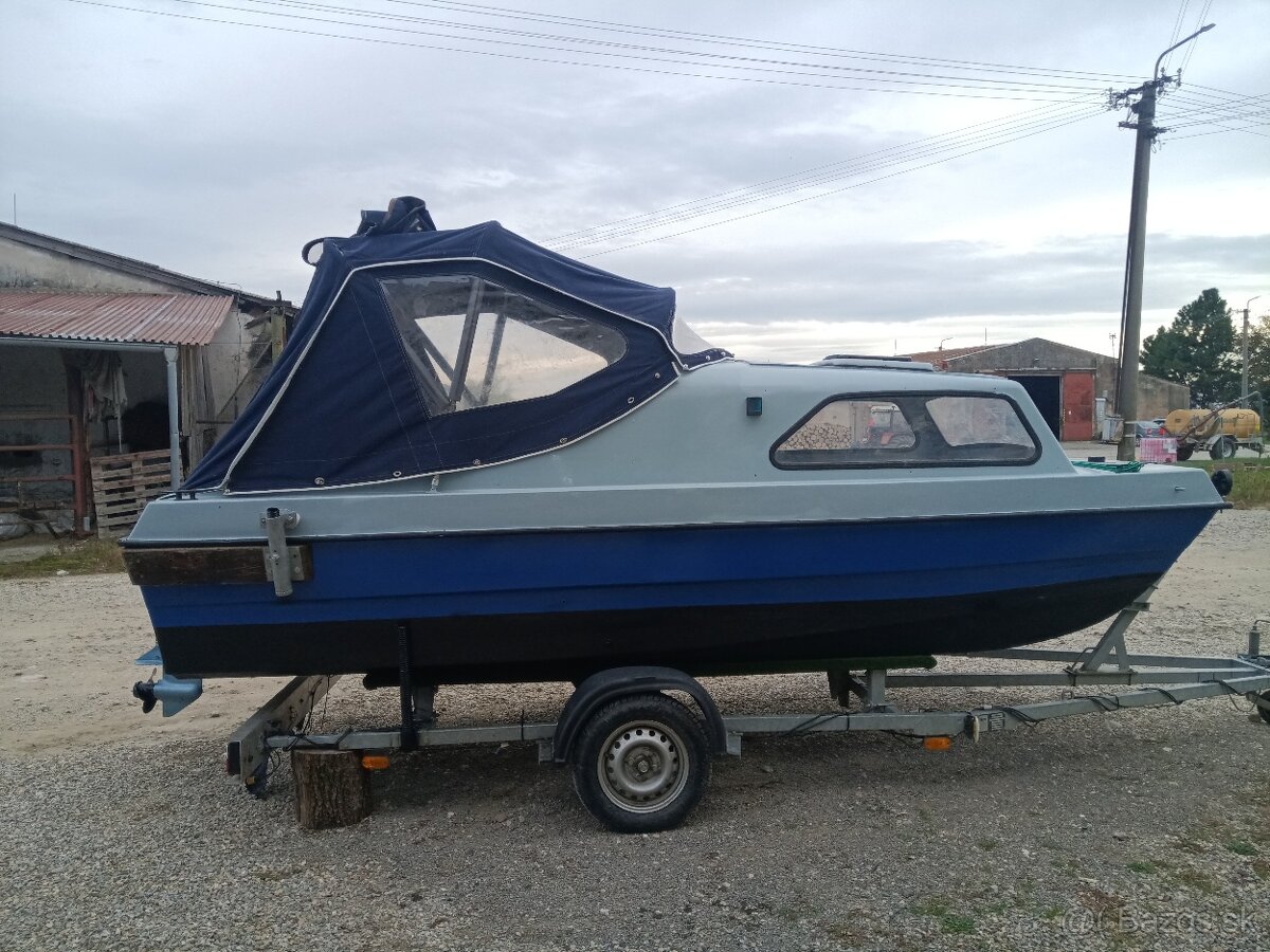 Motorový kajutovy čln