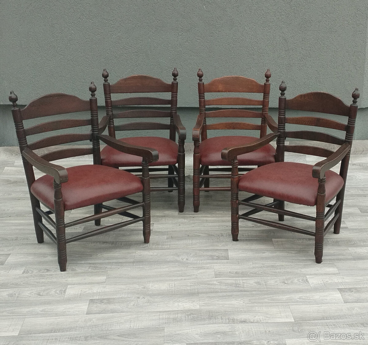 Set nízkych stoličiek s rebríkovým operadlom.