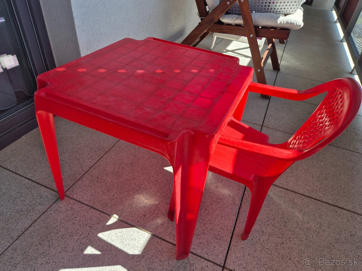 Plastovy stolik a stolicka