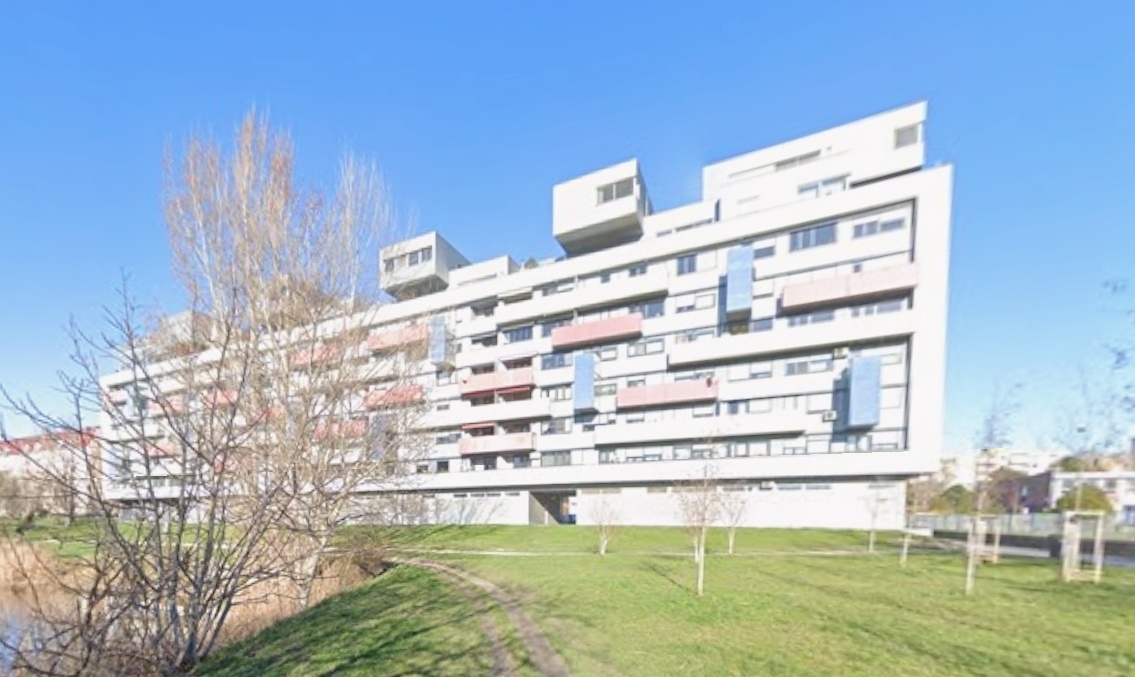 Hladam 3i byt s parkovanim