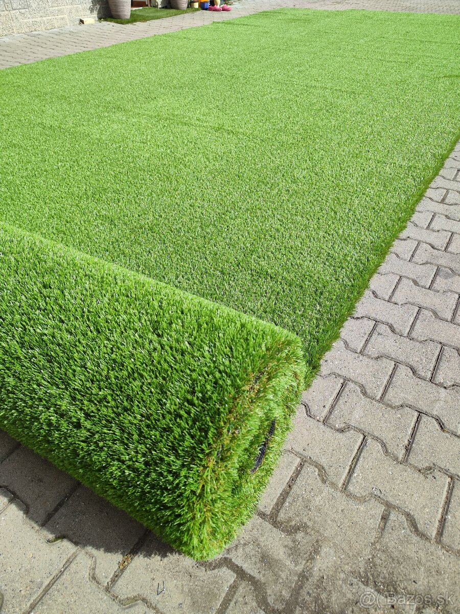 Umělý trávník výška 35 mm, velmi jemný na dotek.