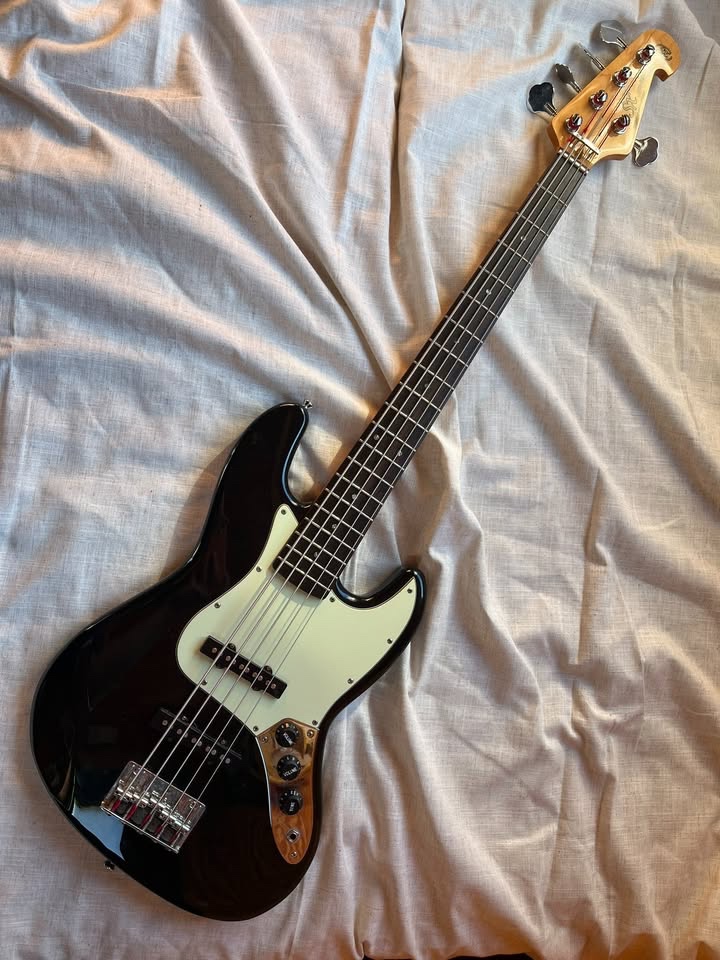 BLACK FRIDAY: 5-strunový Jazz Bass
