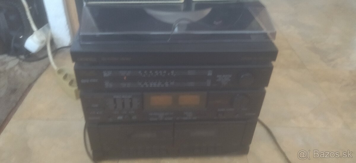 Predán vežu rádio hraje. Dávnejšie išlo všetko