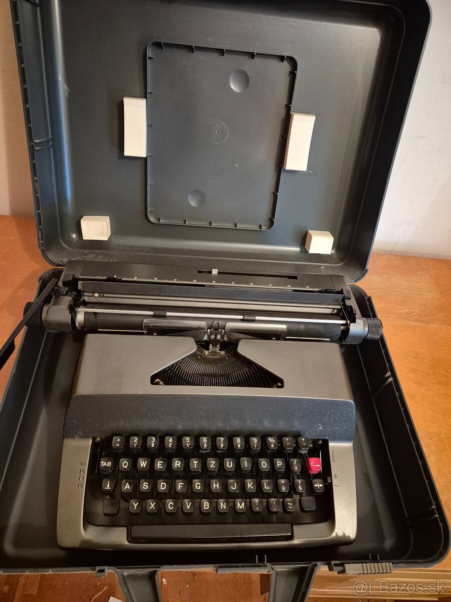 Pisaci stroj.s kufrikom