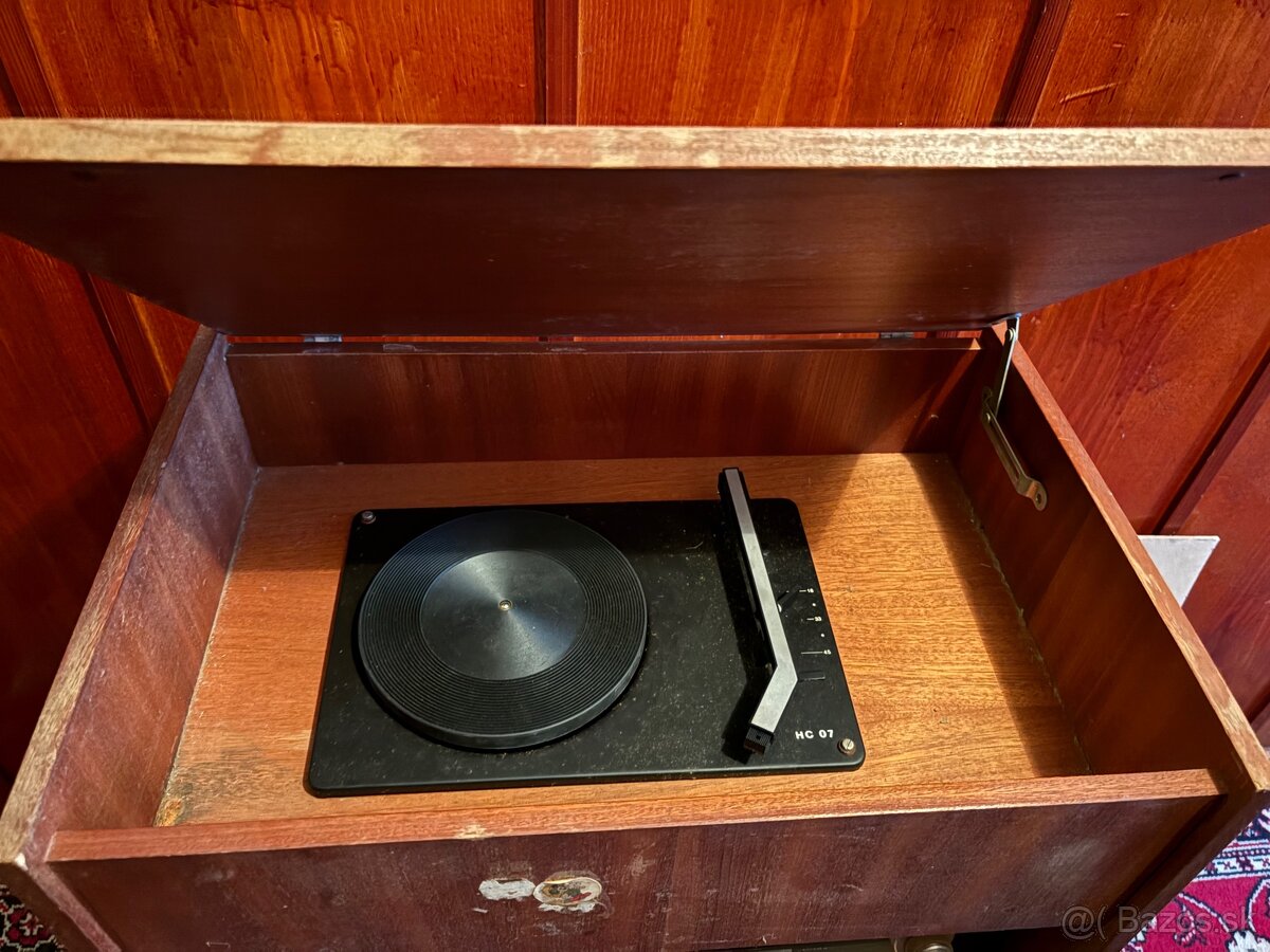 Predám staré gramorádio + platne