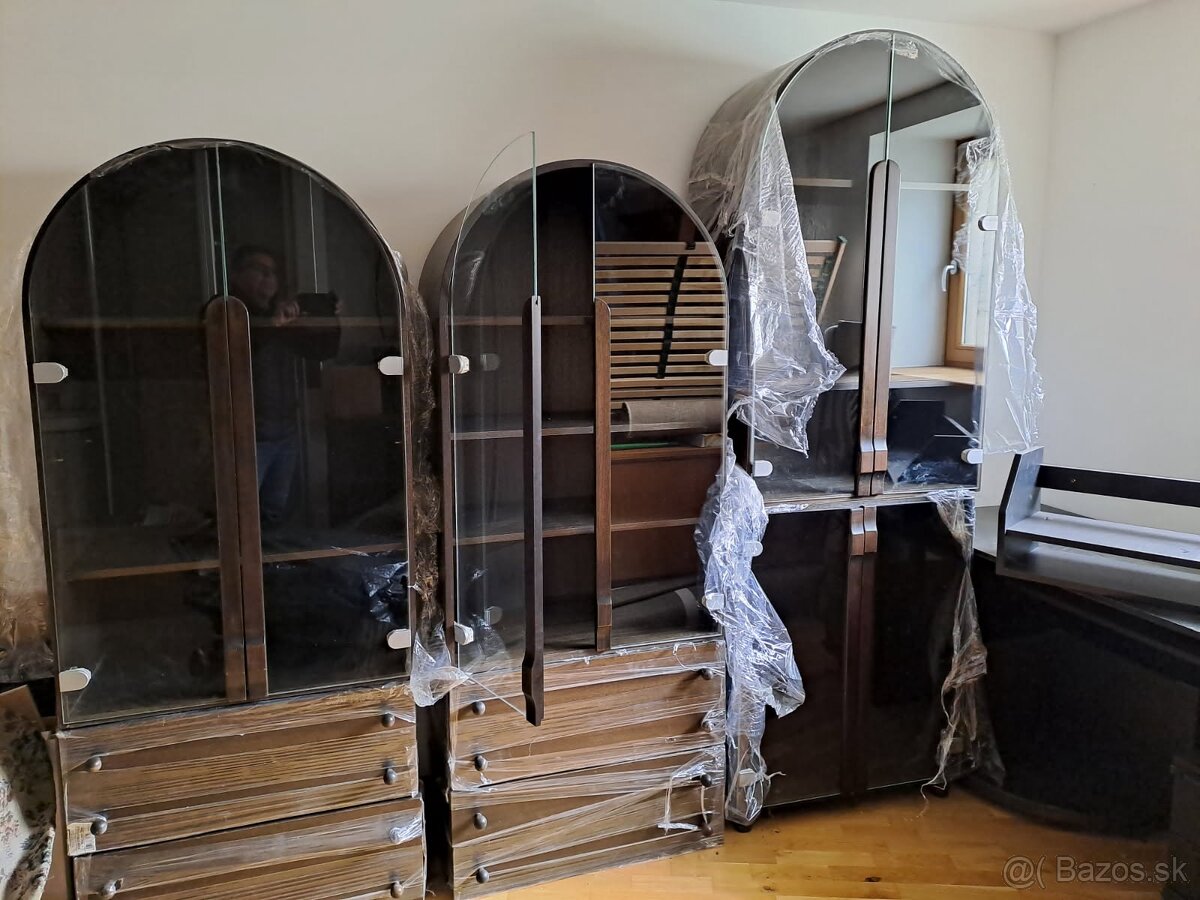 Vytríny 3 ks oblúková presklená cena za ks