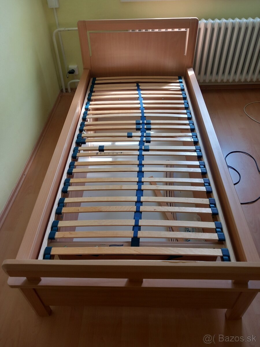 Jednoposteľ s úložným priestorom.