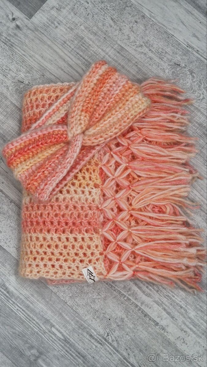 Elegantná pletená súprava pozostávajúca zo šatky a čelenky