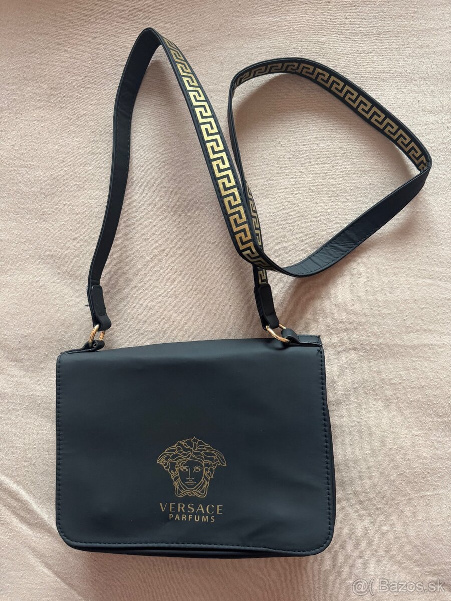 znackova kabelka ciernozlata