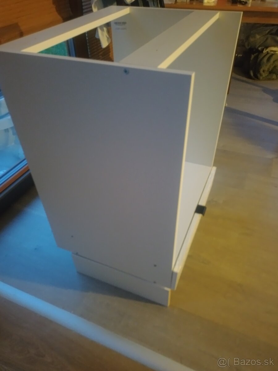 Kuchynska skrinka pod ruru